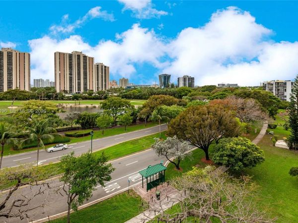 20500 W Country Club Dr, Unit 716, Aventura, FL 33180