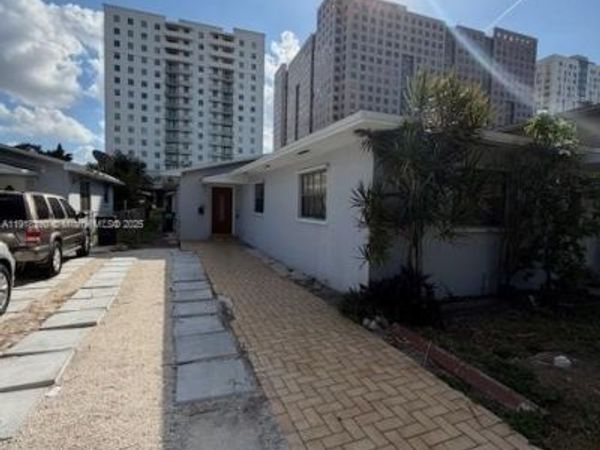 10890 SW 6th St, Sweetwater, FL 33174