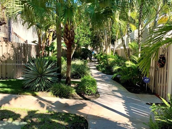 614 Executive Center Dr, Unit 104, West Palm Beach, FL 33401