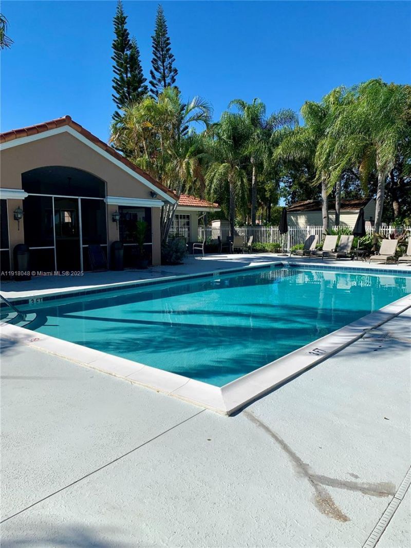 614 Executive Center Dr, Unit 104, West Palm Beach, FL 33401 Photo