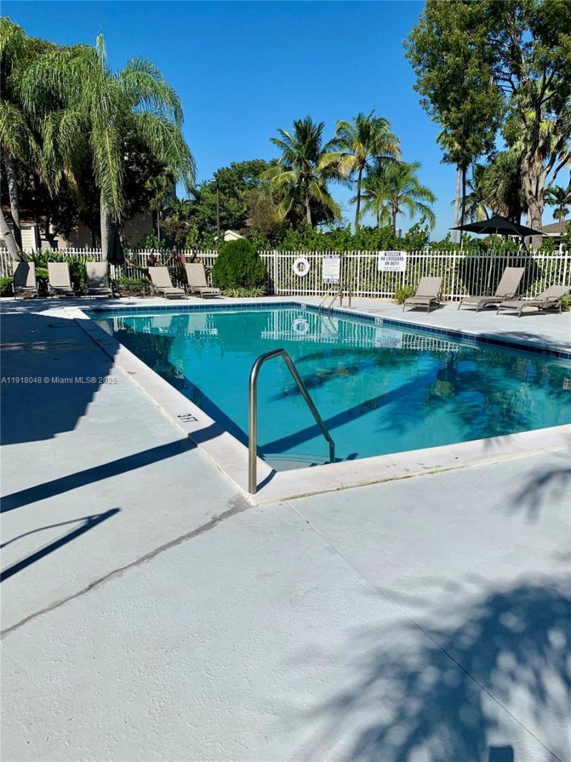 614 Executive Center Dr, Unit 104, West Palm Beach, FL 33401 Photo