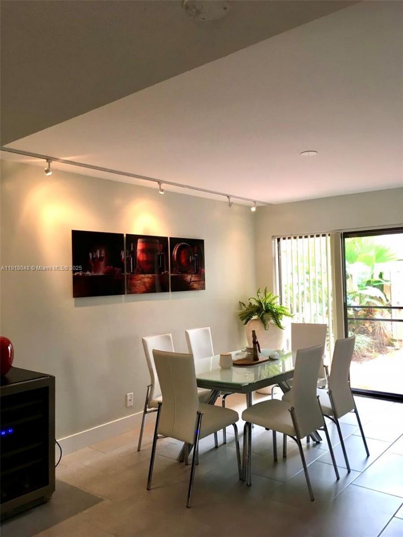 614 Executive Center Dr, Unit 104, West Palm Beach, FL 33401 Photo