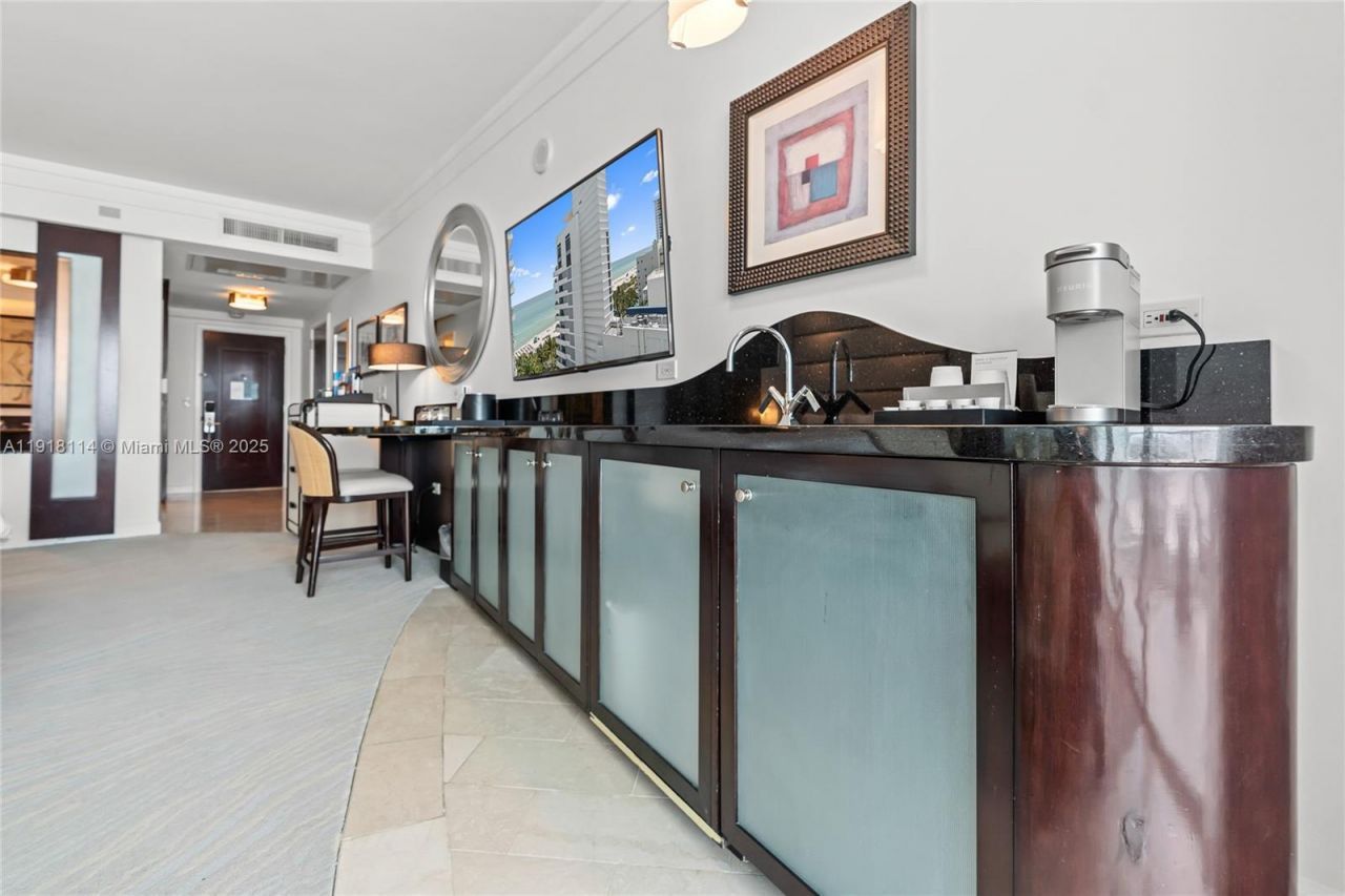 4391 Collins Ave, Unit 1118, Miami Beach, FL 33140 Photo