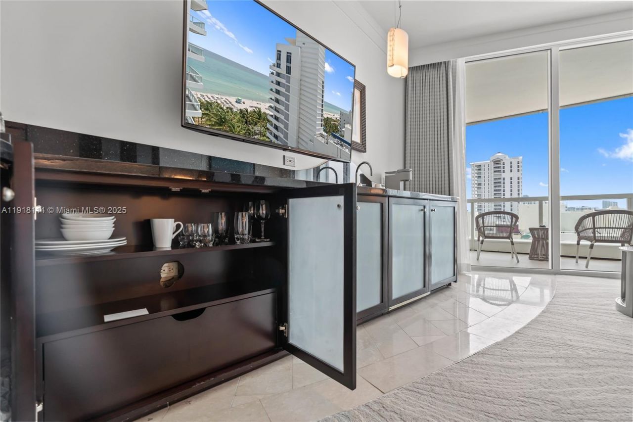 4391 Collins Ave, Unit 1118, Miami Beach, FL 33140 Photo