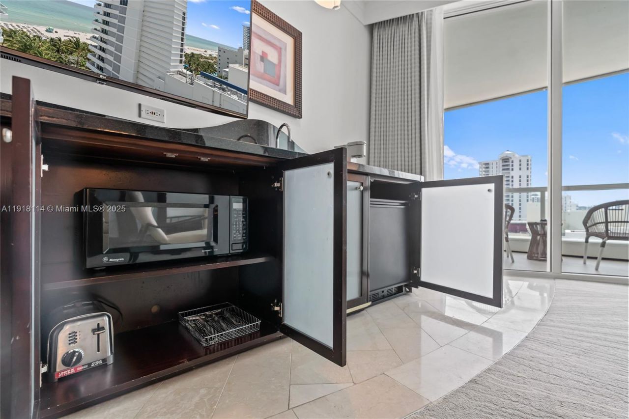 4391 Collins Ave, Unit 1118, Miami Beach, FL 33140 Photo