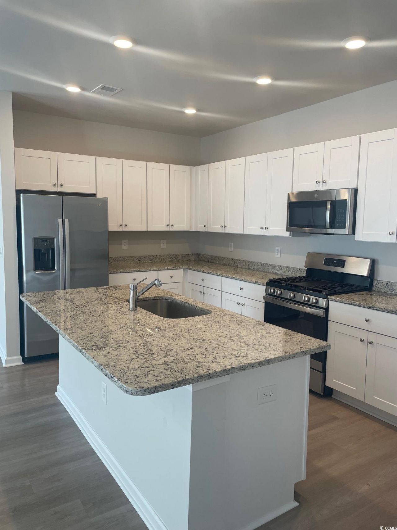 61 S. Reindeer Rd.  Photo 4