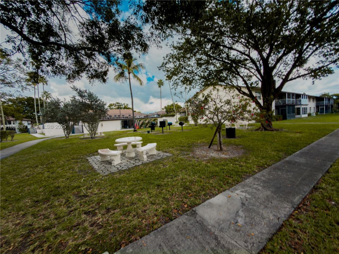 325 W Laurel Dr, Unit 2L, Margate, FL 33063 Photo