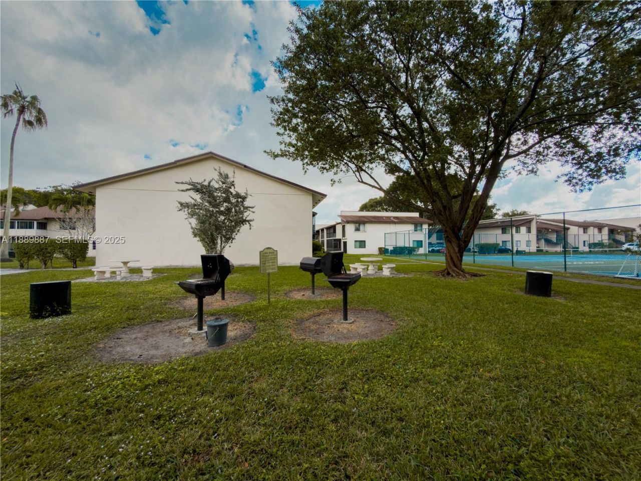 325 W Laurel Dr, Unit 2L, Margate, FL 33063 Photo