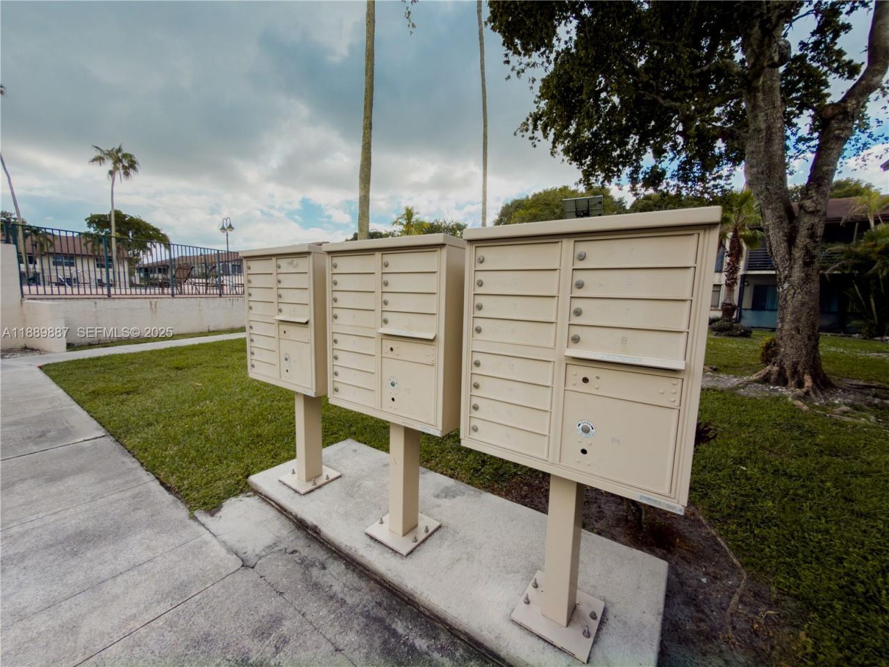 325 W Laurel Dr, Unit 2L, Margate, FL 33063 Photo