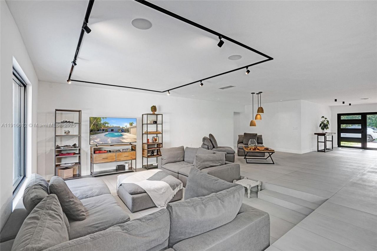 14135 N Miami Ave, Miami, FL 33168 Photo