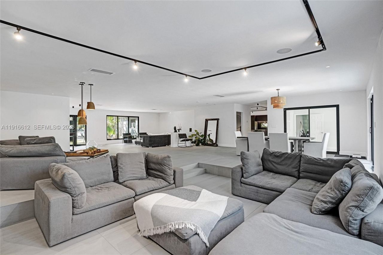 14135 N Miami Ave, Miami, FL 33168 Photo