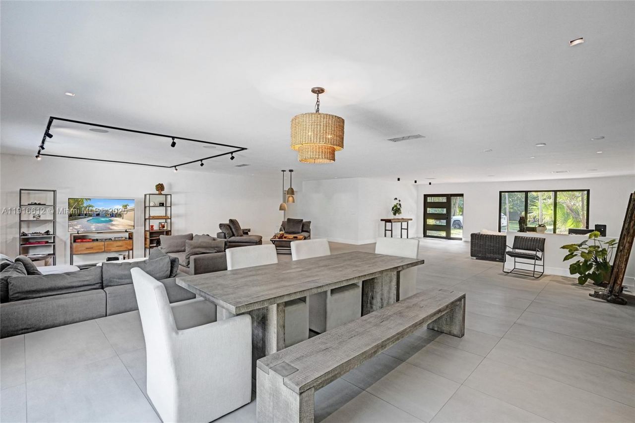 14135 N Miami Ave, Miami, FL 33168 Photo