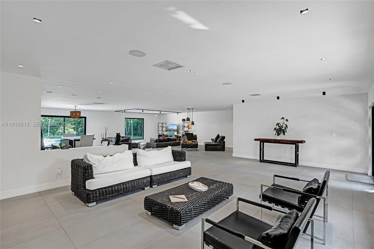 14135 N Miami Ave, Miami, FL 33168 Photo