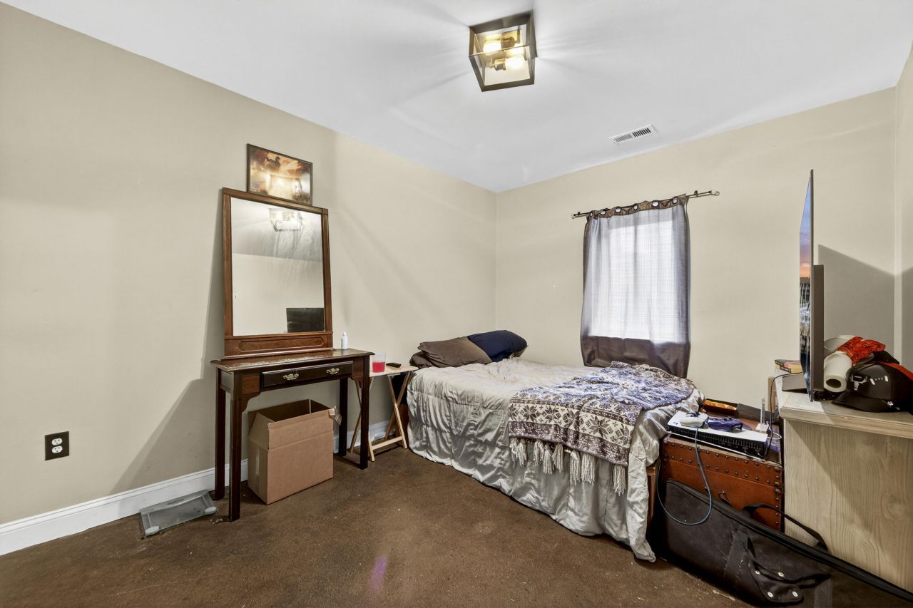 24 Strawberry Lane Photo 12