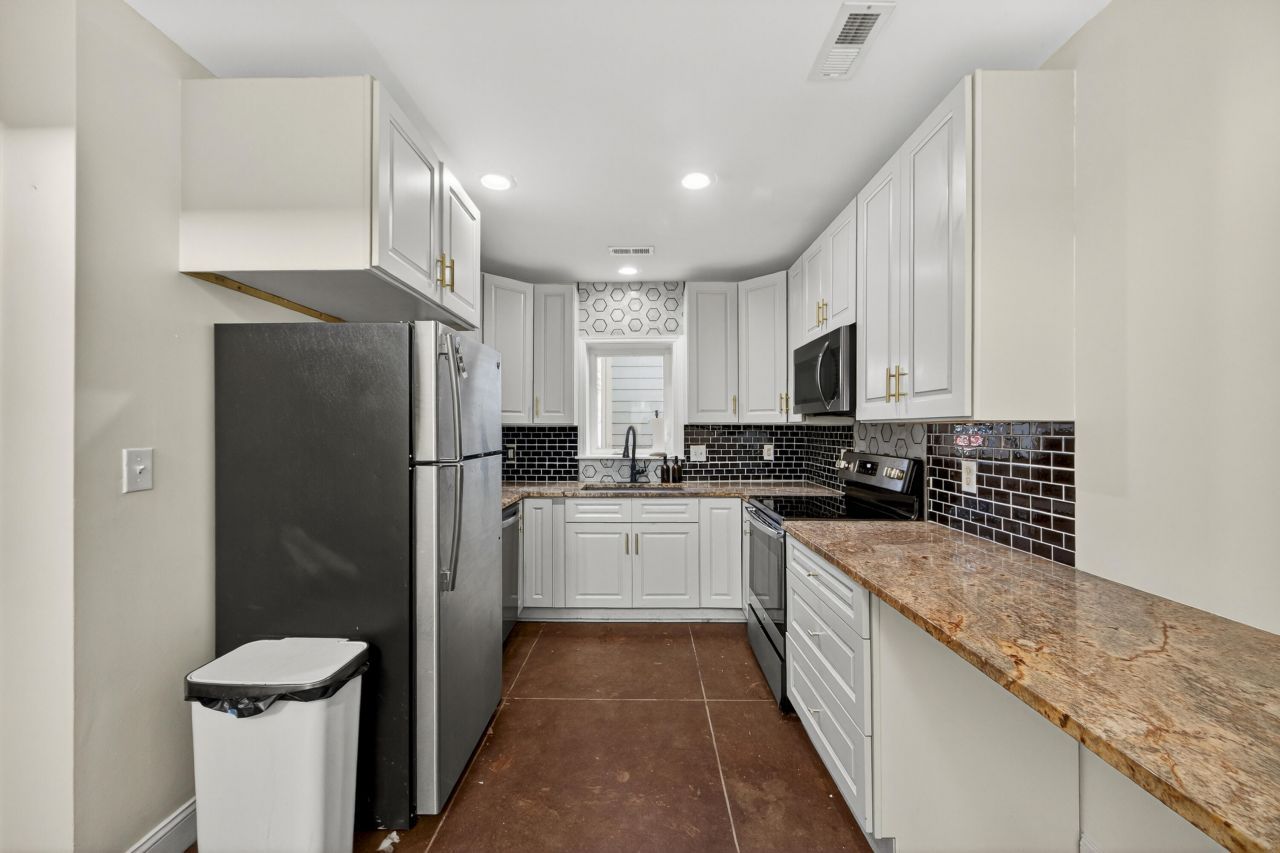 24 Strawberry Lane Photo 5