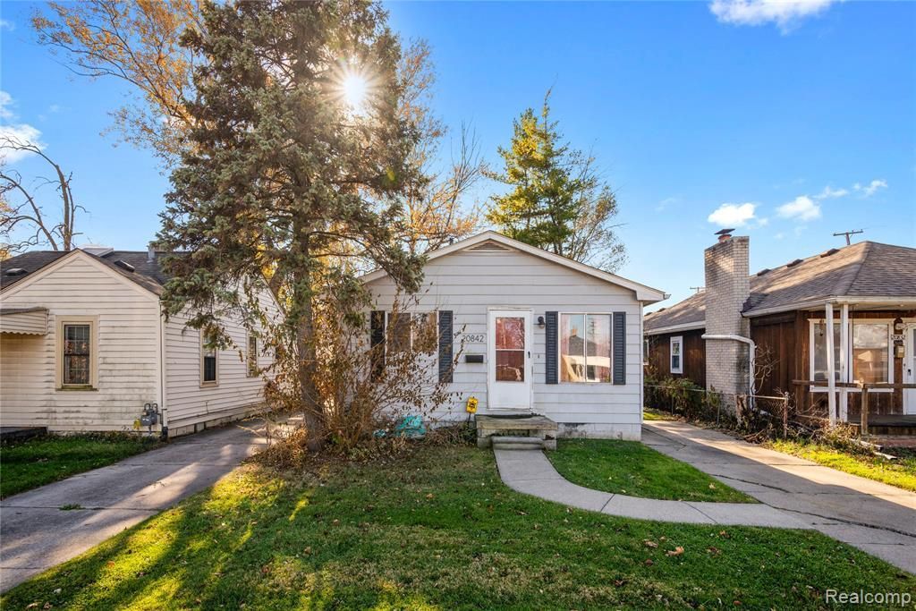 20842 Ridgemont Road, Harper Woods, MI 48225 Main Photo