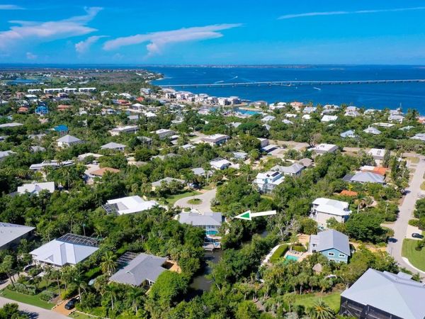 1076 Captains Walk St, Sanibel, FL 33957