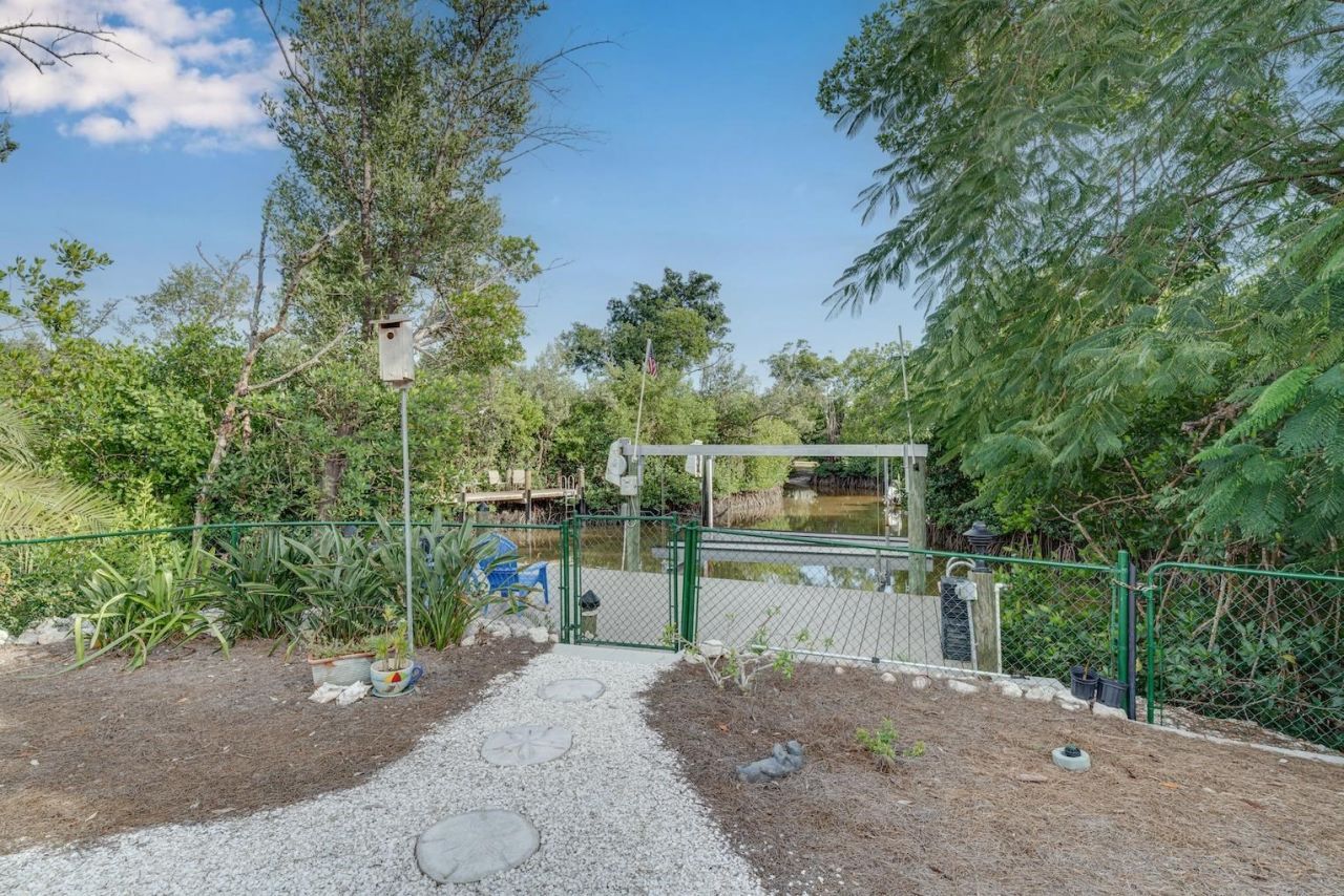 1076 Captains Walk St, Sanibel, FL 33957 Photo