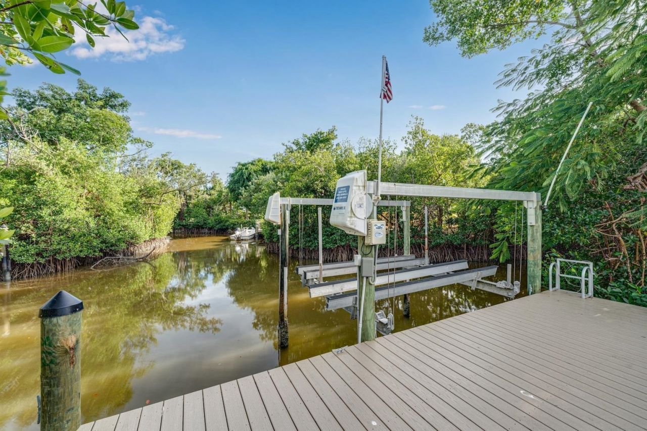 1076 Captains Walk St, Sanibel, FL 33957 Photo