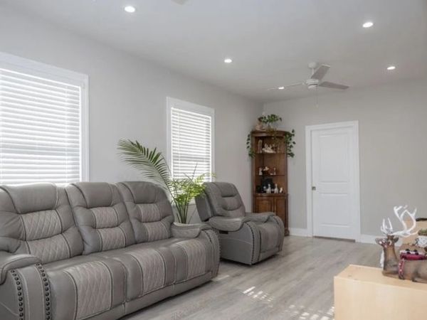 118 Holly St, Woodbridge, NJ 07064