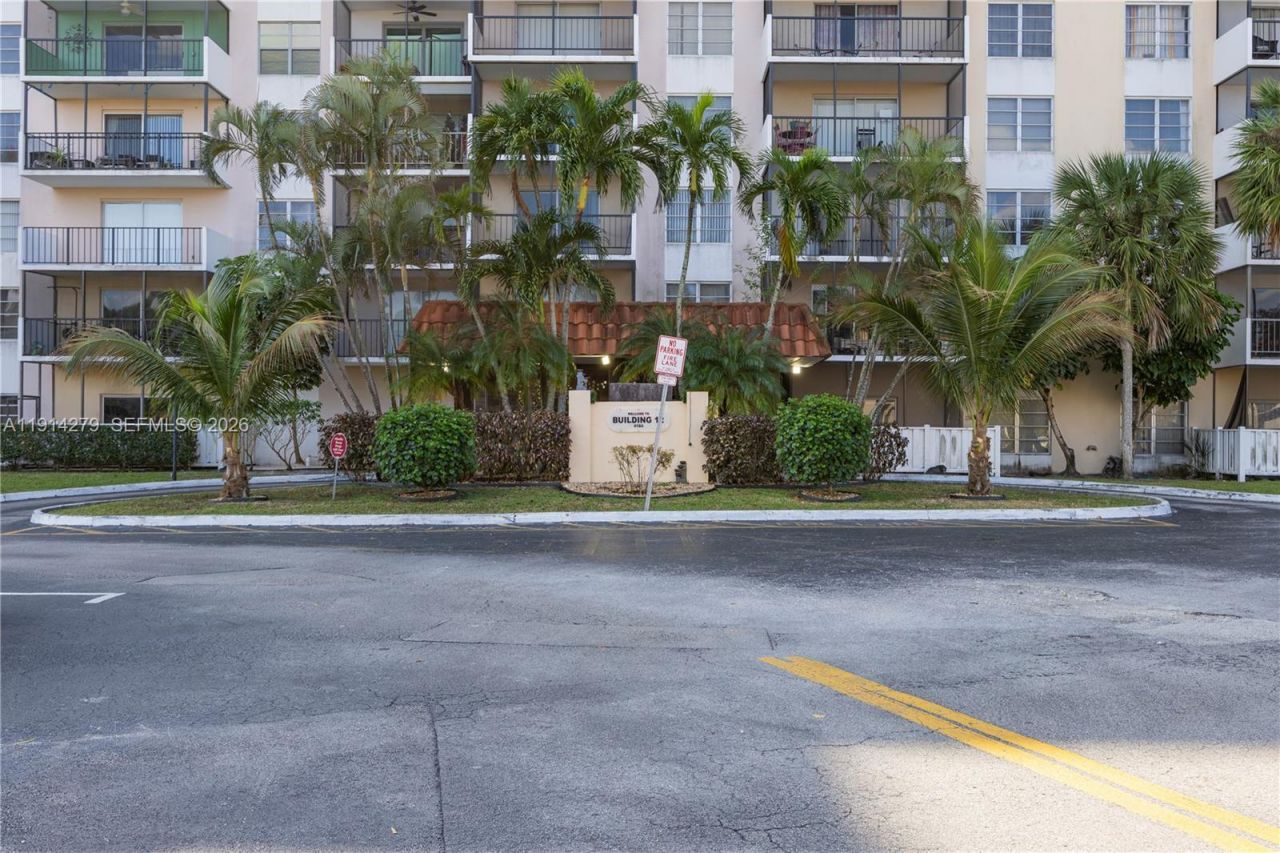 4164 Inverrary Dr, Unit 812, Lauderhill, FL 33319 Photo