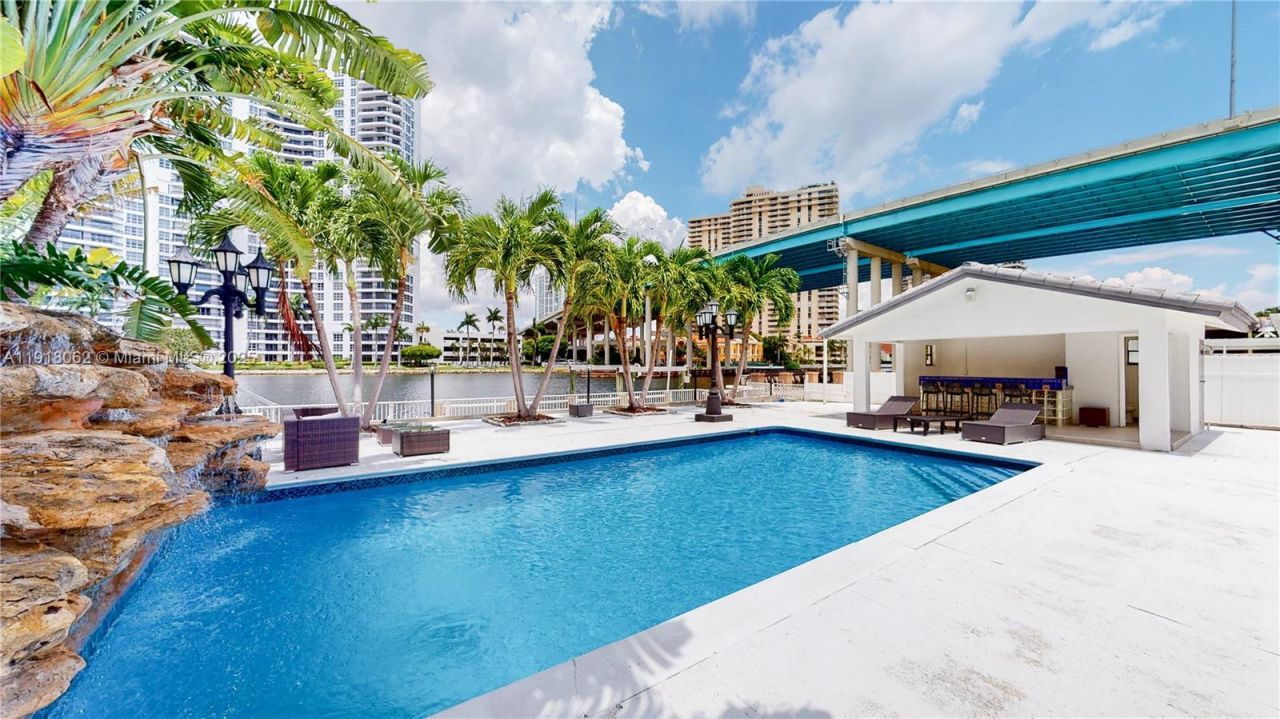 19140 N Bay Rd, Sunny Isles Beach, FL 33160 Photo