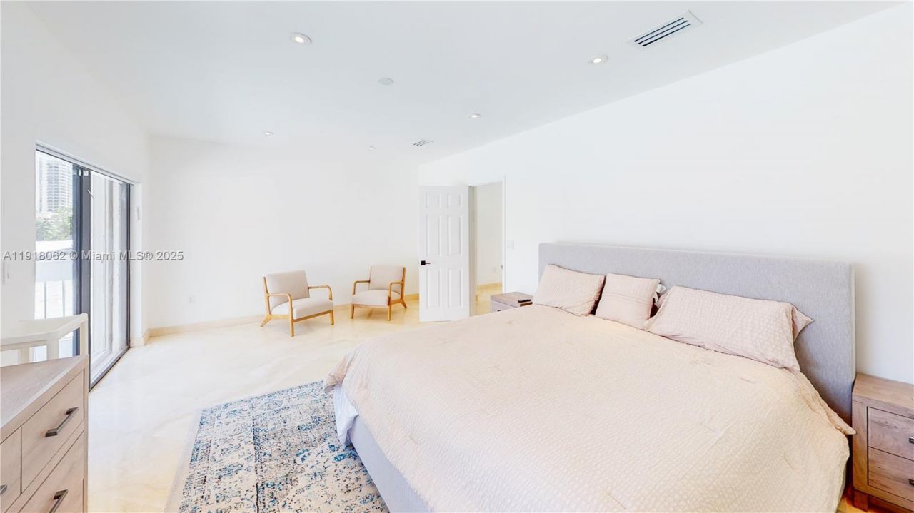 19140 N Bay Rd, Sunny Isles Beach, FL 33160 Photo