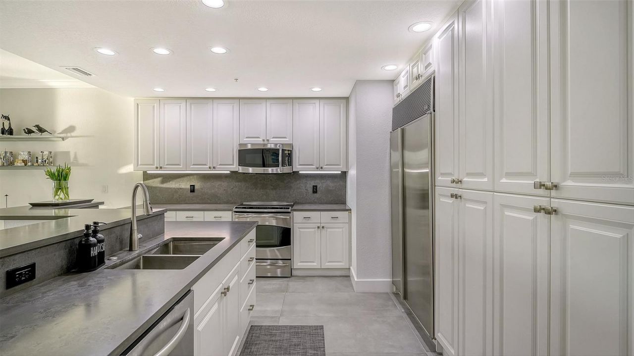 166 Golden Gate Point, Unit 22, Sarasota, FL 34236 Photo