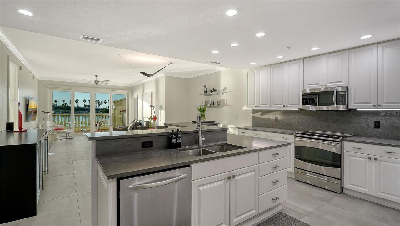 166 Golden Gate Point, Unit 22, Sarasota, FL 34236 Photo