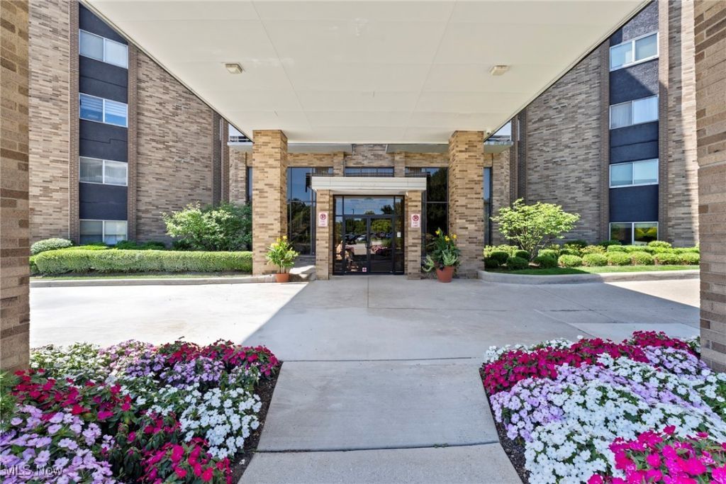 2202 Acacia Park Drive, Unit 2208, Lyndhurst, OH 44124 Main Photo