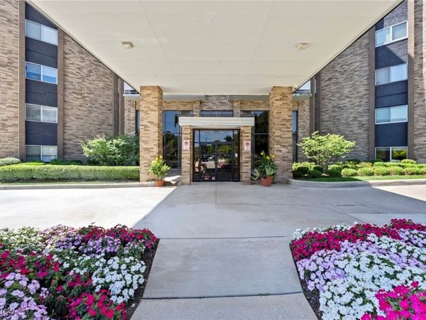 2202 Acacia Park Drive, Unit 2208, Lyndhurst, OH 44124