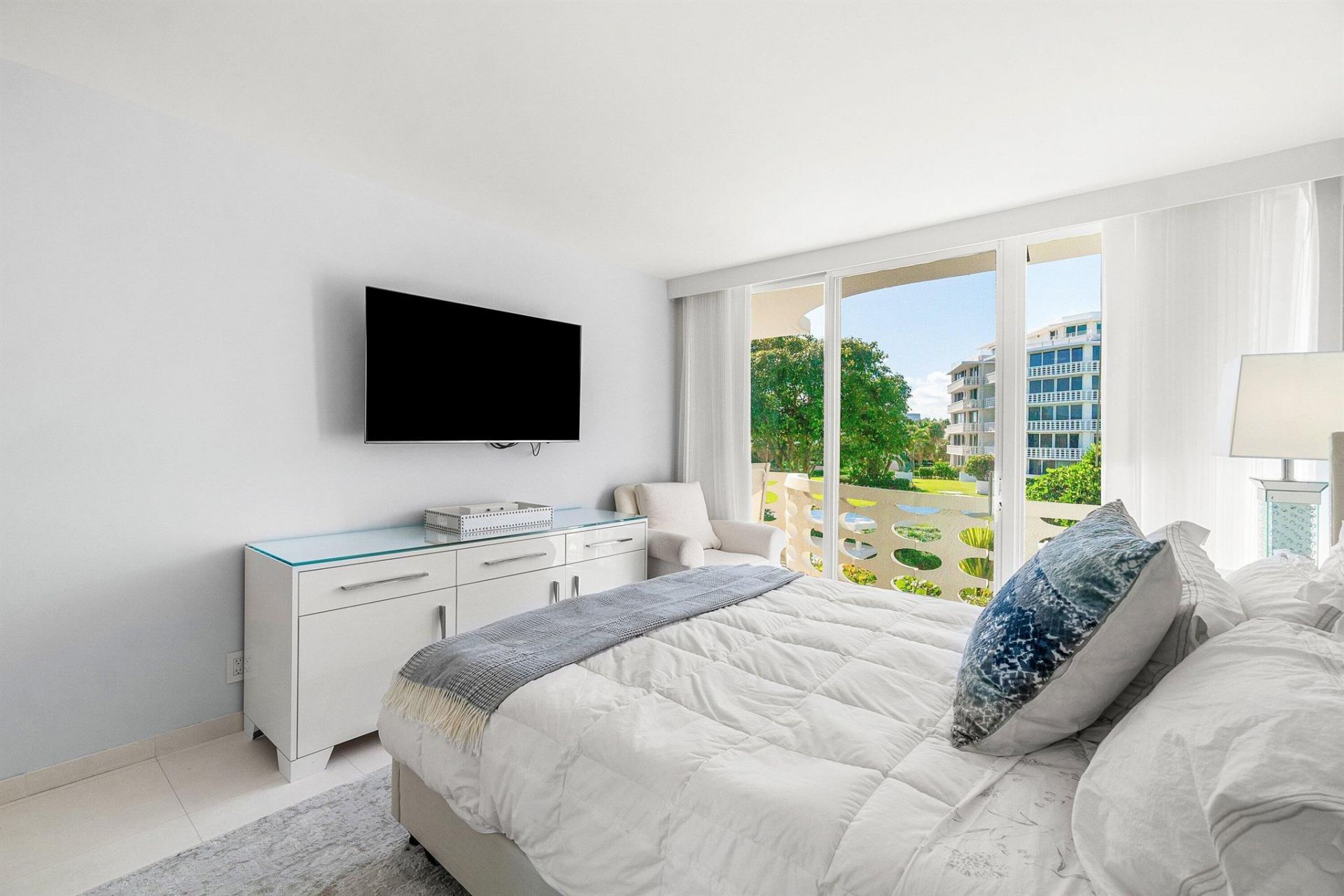 100 Sunrise Avenue, Unit 319, Palm Beach, FL 33480 Photo