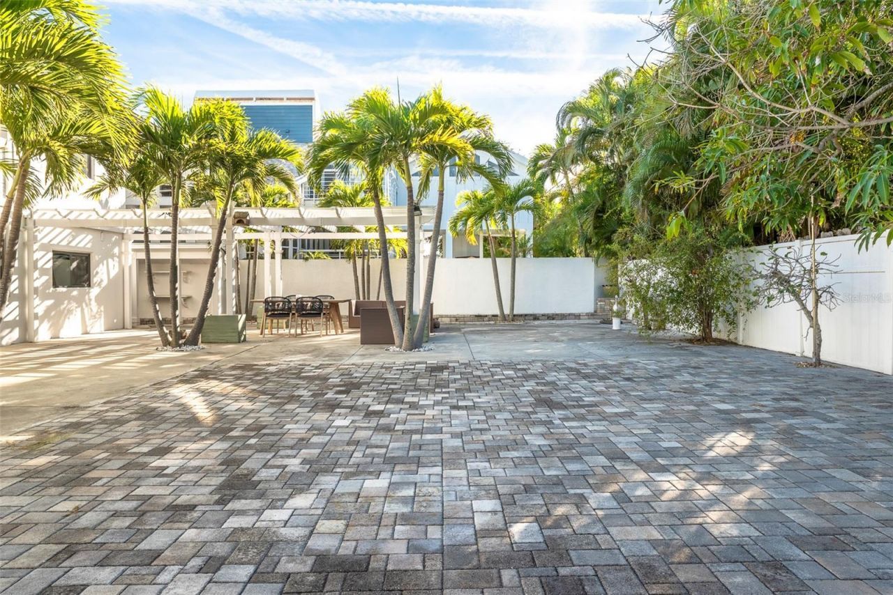 2710 Hibiscus Drive W, Belleair Beach, FL 33786 Photo