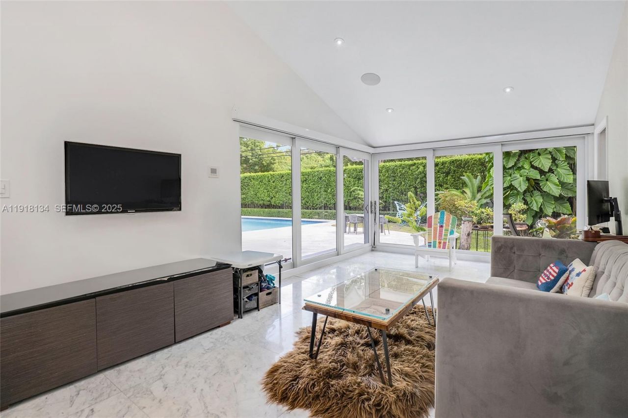 259 E Shore Dr, Miami, FL 33133 Photo