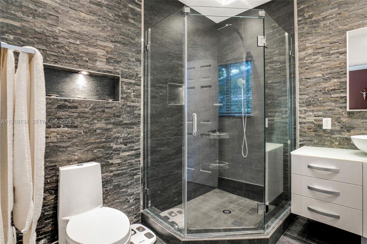 259 E Shore Dr, Miami, FL 33133 Photo