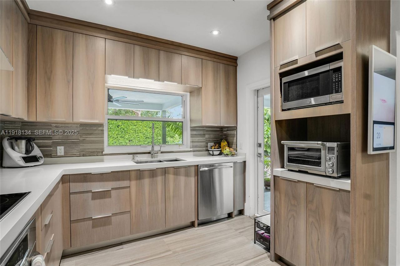 259 E Shore Dr, Miami, FL 33133 Photo