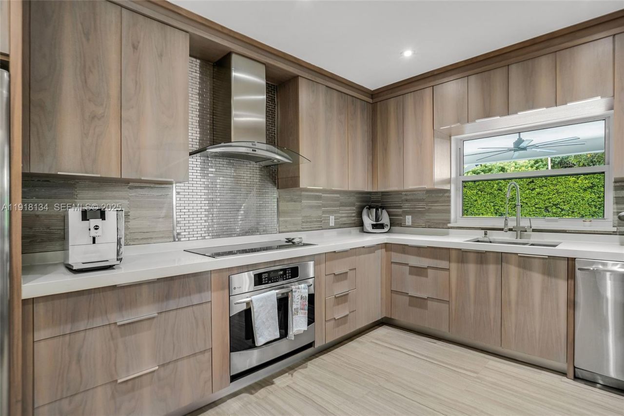 259 E Shore Dr, Miami, FL 33133 Photo