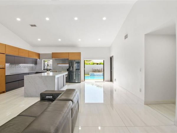 19494 NW 61st Ave, Hialeah, FL 33015