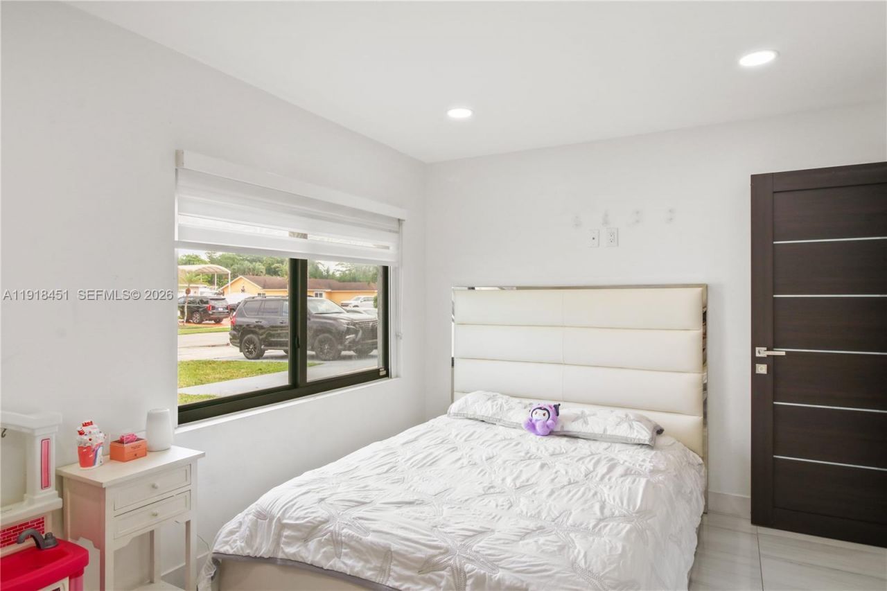 19494 NW 61st Ave, Hialeah, FL 33015 Photo