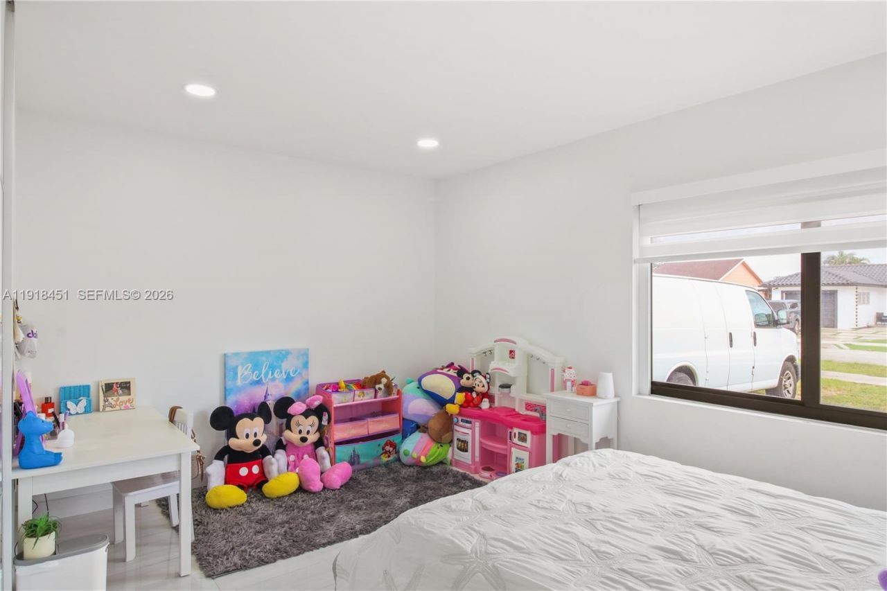 19494 NW 61st Ave, Hialeah, FL 33015 Photo