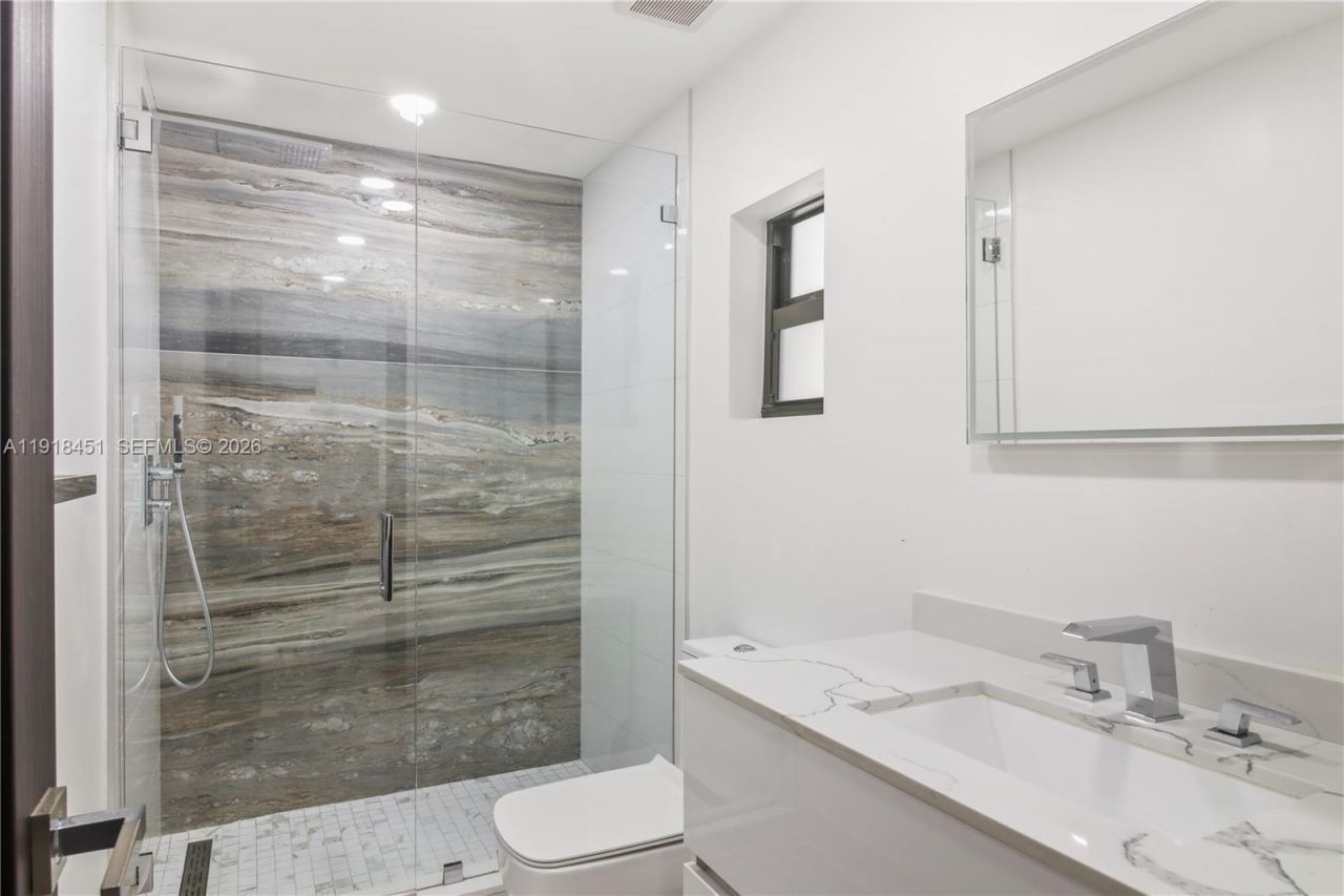 19494 NW 61st Ave, Hialeah, FL 33015 Photo