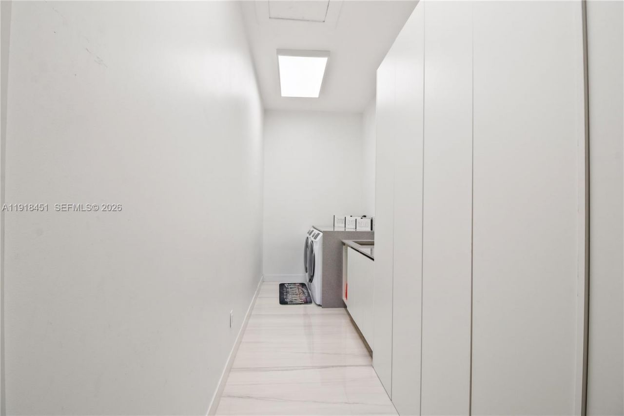 19494 NW 61st Ave, Hialeah, FL 33015 Photo