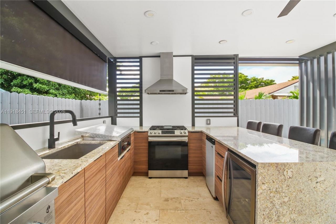 19494 NW 61st Ave, Hialeah, FL 33015 Photo