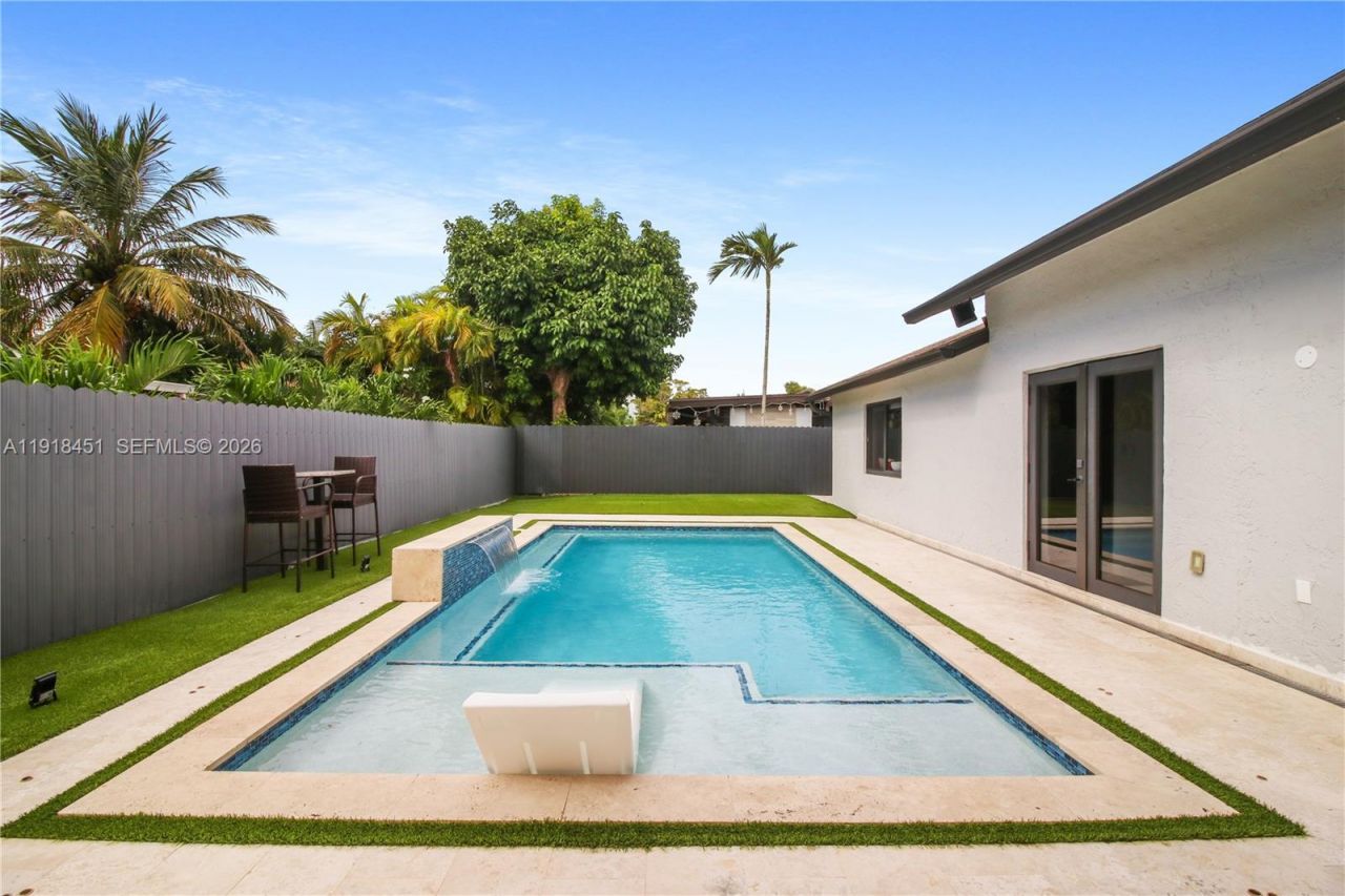 19494 NW 61st Ave, Hialeah, FL 33015 Photo