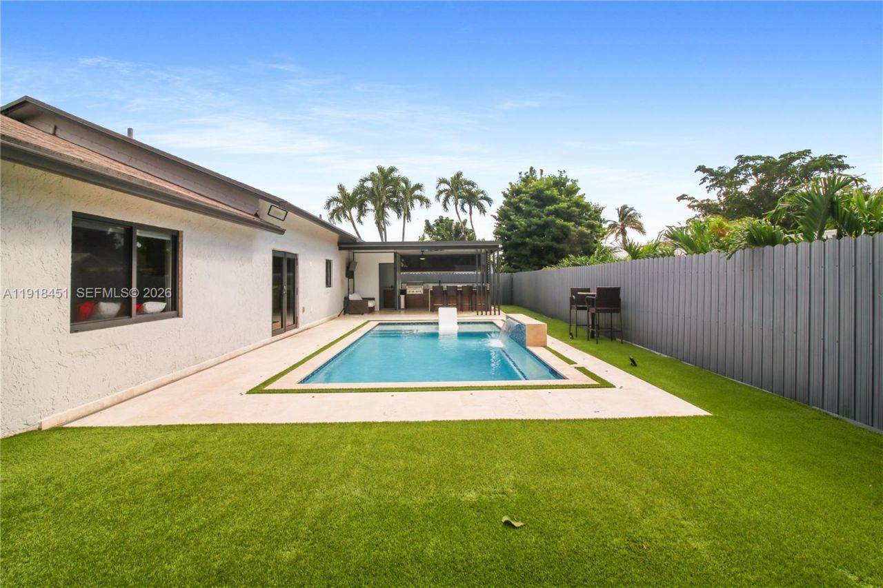 19494 NW 61st Ave, Hialeah, FL 33015 Photo