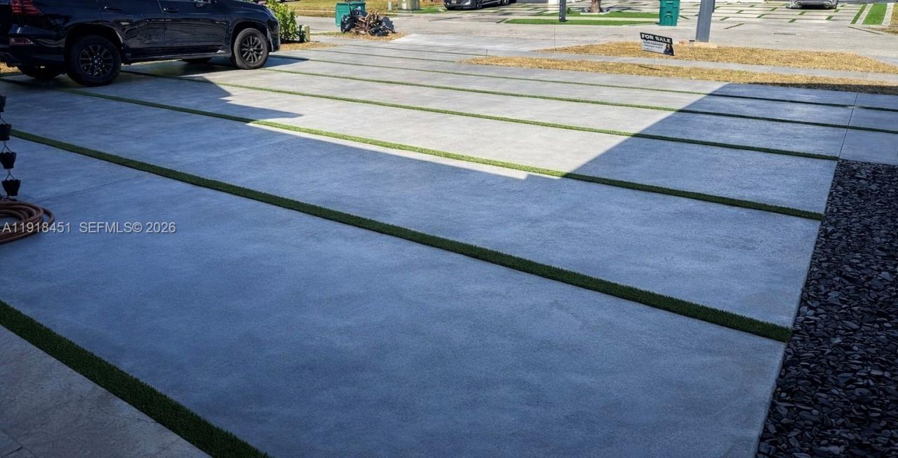 19494 NW 61st Ave, Hialeah, FL 33015 Photo