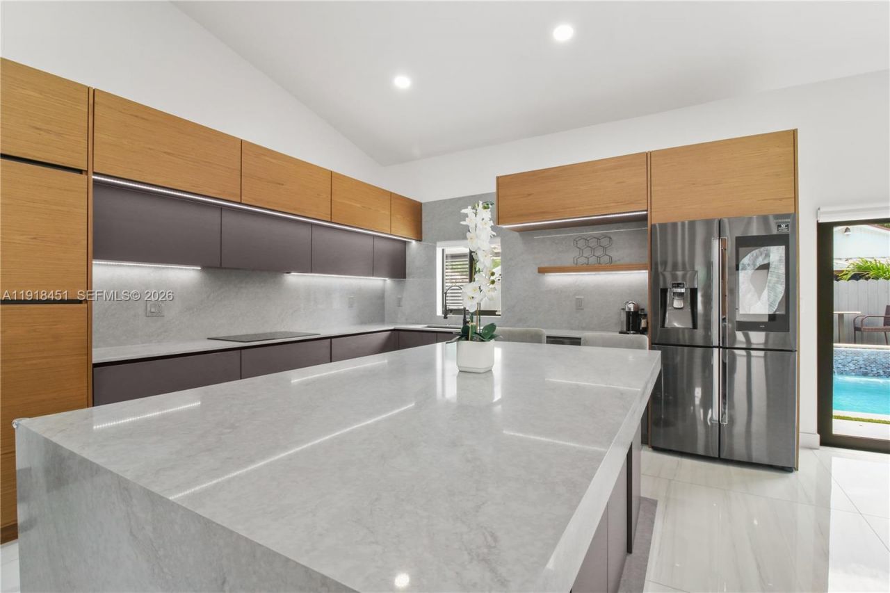 19494 NW 61st Ave, Hialeah, FL 33015 Photo