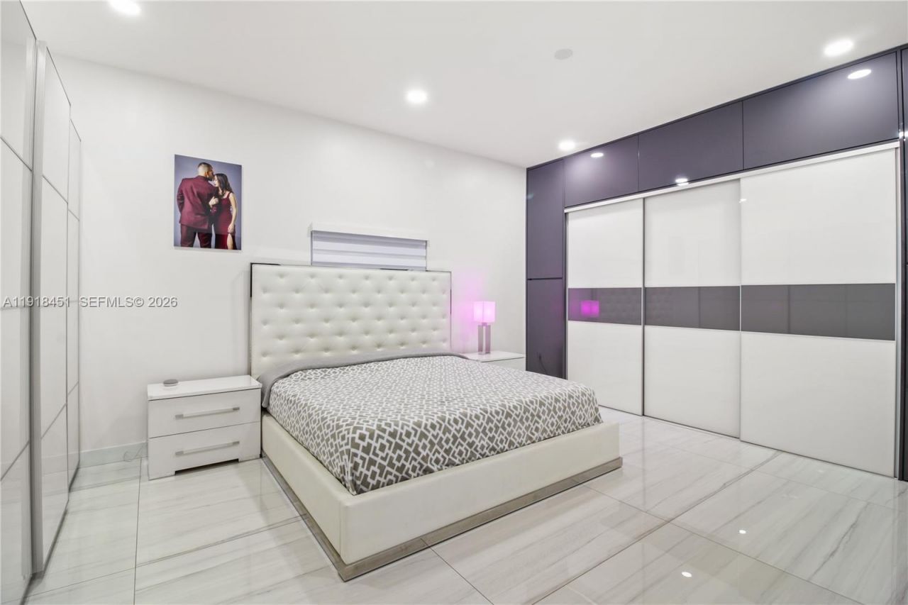 19494 NW 61st Ave, Hialeah, FL 33015 Photo