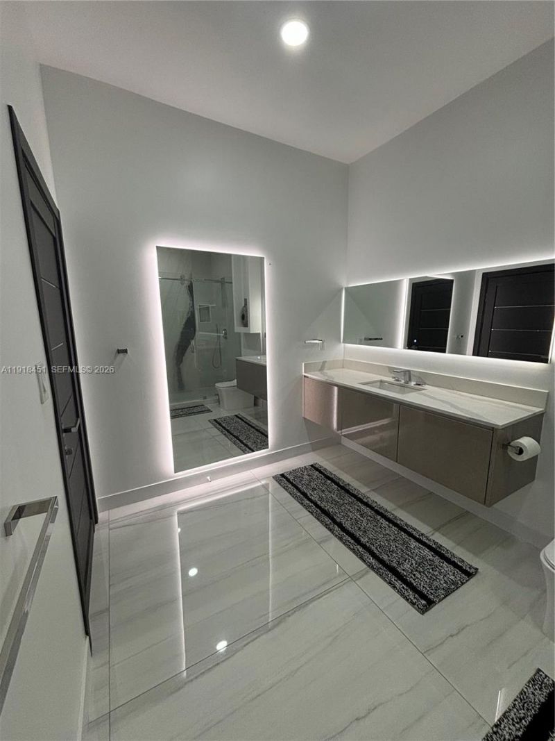 19494 NW 61st Ave, Hialeah, FL 33015 Photo