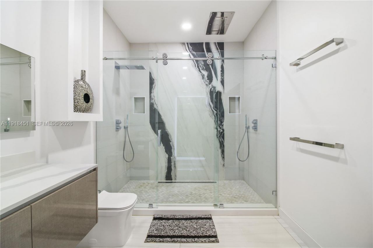 19494 NW 61st Ave, Hialeah, FL 33015 Photo